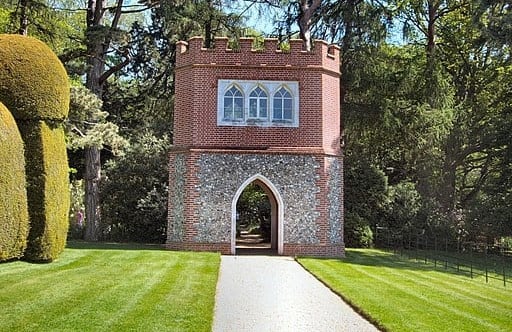 Folly_Walk,_Doddington_Place_Gardens_-_geograph.org.uk_-_2961513